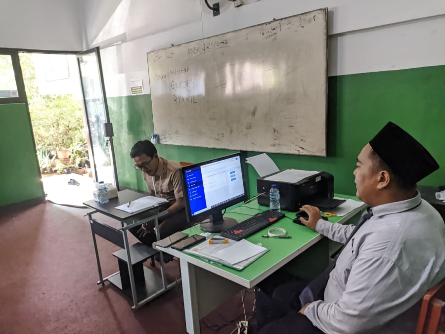 pengajaran canva di lab aschi